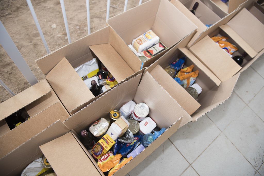 חלקות חבילות מזון למשפחות נזקקות